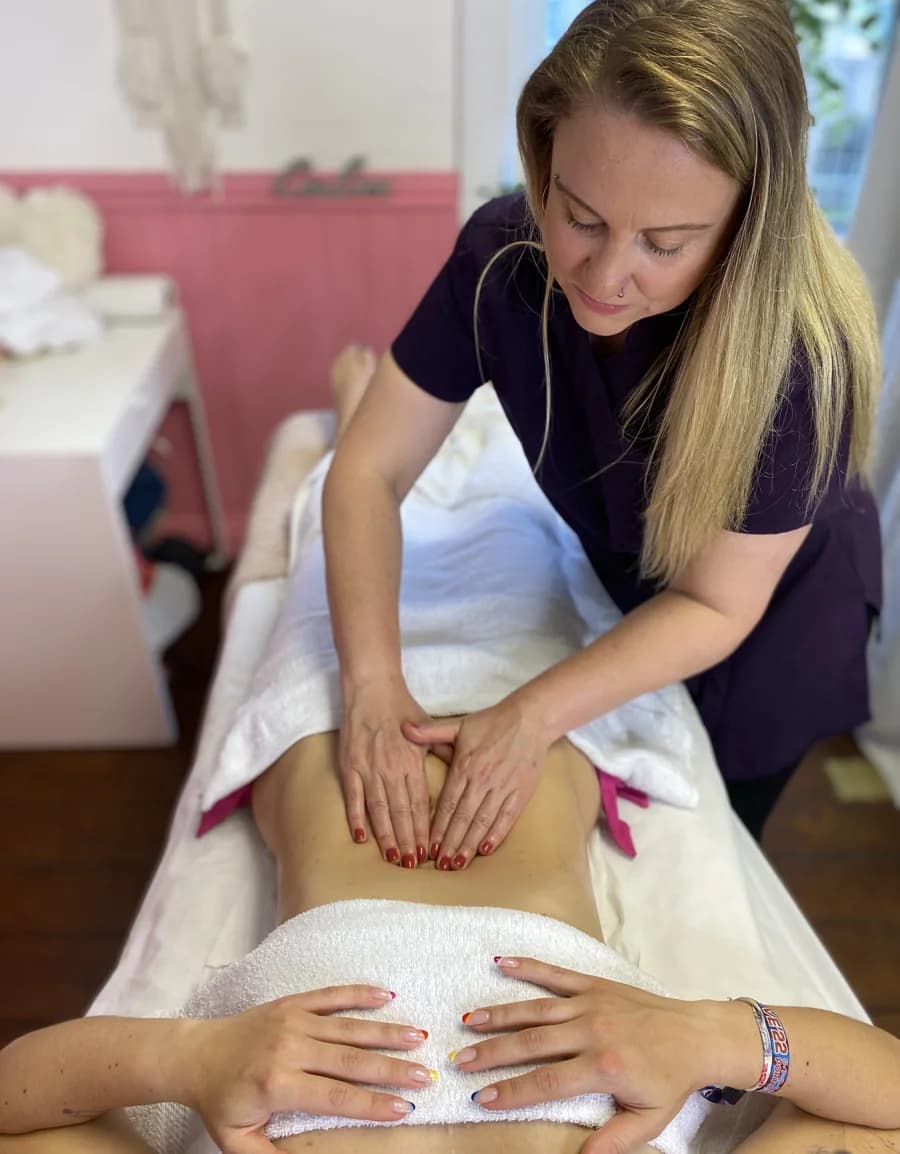 Andrea performing manual lymphatic drainage on a client during a recovery session at the Belíssima studio